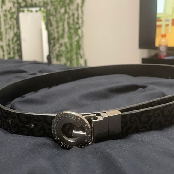 A black and grey guess belt - Picture 1 of 2